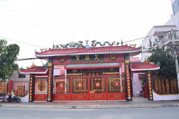 Fototapeta na wymiar red temple Ba Thien Hau gate in vietnam