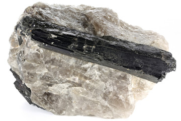 schwarzer Turmalin auf Quartz isoliert auf weißem Hintergrund