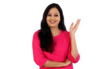 Obraz premium Happy young woman showing blank copy space