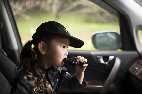 車の中で張り込みをする警察の衣装を着た女の子 Stock Photo Adobe Stock