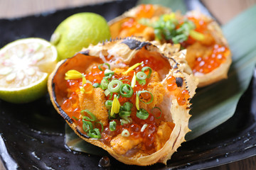 Crab and sea urchin, Kaiho grilled with salmon roe on hot black