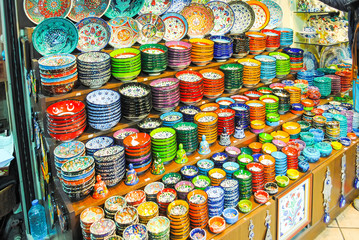 Obraz premium ISTANBUL, THE CENTRAL MARKET - JANUARY 7/2016: Traders on the Istanbul market selling a variety of goods.