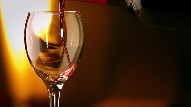 Remplir un verre de vin rouge en slow motion 500 fps