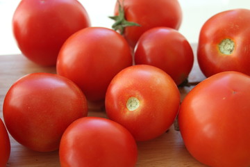 Спелые помидорки на столе