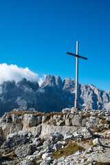 Fototapeta na wymiar Cross on the summit of Monte Piana in Italy