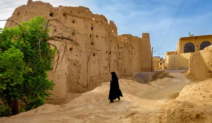 Keuken foto achterwand Midden-Oosten de vrouw in een hijab in het Iraanse dorp