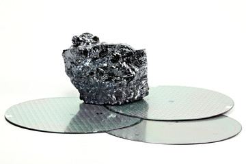 Wafer mit einem St&uuml;ck polykristallinem Silizium isoliert auf wei&szlig;em Hintergrund