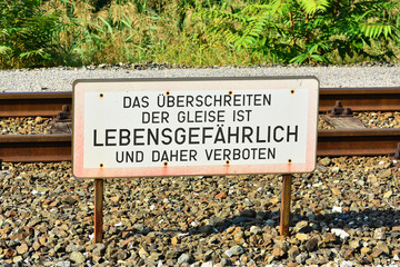 Bahnschild - Überschreiten der Gleise verboten
