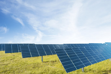 Solar Energie Park auf einer Wiese mit bew&ouml;lktem Himmel Hintergrund und Textfreiraum