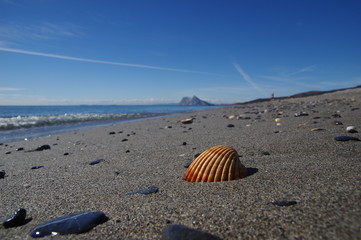 Stran mit Blick auf Felsen von Gibraltar