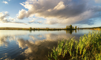 осенний пейзаж на Уральской реке Иртыш, Россия © 7ynp100