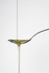 Aceite cayendo en una cuchara