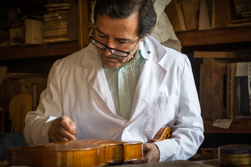 Artesano español que trabaja en taller de luthier