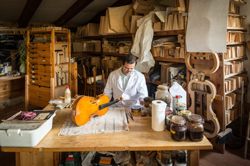 Artesano español que trabaja en taller de luthier - obrazy, fototapety, plakaty