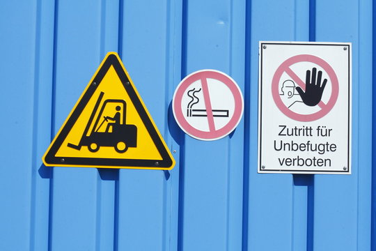Schild Gabelstapler auf blauer Metallt&uuml;r