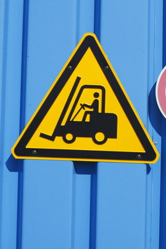 Schild Gabelstapler auf blauer Metallt&uuml;r