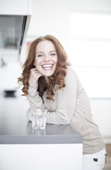 optimistische Gesunde rothaarige Frau 