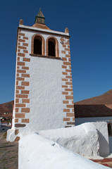 Fototapeta premium Fuerteventura: il campanile della Cattedrale di Santa Maria a Betancuria il 6 settembre 2016. La chiesa fu costruita tra il 1410 e il 1424 su richiesta del conquistatore normanno Juan de Bethencourt