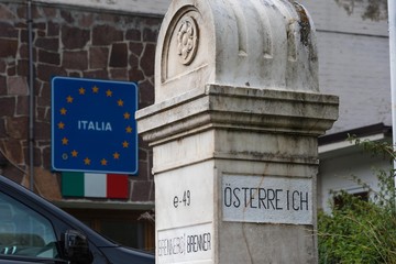 Grenzstein Österreich Italien am Brenner