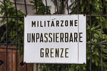 Schild Militärzone am Brenner