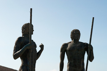 Fuerteventura, Isole Canarie: le statue di bronzo di Guize e Ayose, i Re dell'antica Fuerteventura prima della conquista del 1402, al belvedere Mirador Corrales de Guize il 30 agosto 2016 