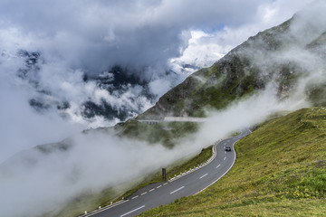 Bergpass in den Hochalpen von Österreich mit Wolkenschleier