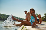 Familie am See plantscht im Wasser