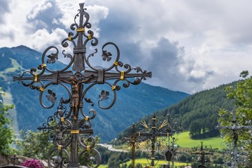 Grabkreuze aus Schmiedeeisen am Friedhof in Mauern bei Steinach am Brenner