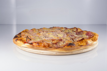 вкусная пицца с  кусочками  салями и кусочками моцареллы. 