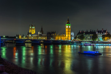 Obraz premium Big Ben and reflections in the Thames at night in London - 3