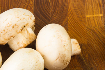champignons on wooden background