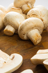 champignons on wooden background