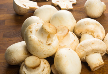 champignons on wooden background