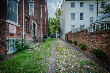 Fototapeta na wymiar Alley and old buildings in the Old Town, of Alexandria, Virginia