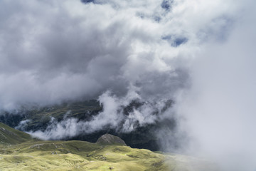 Wolken und Nebelschleier erobern die Bergwelt in Österreich