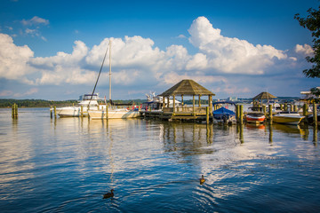 Fototapeta na wymiar Gazebo and boats on the Potomac River, in Alexandria, Virginia.