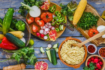 Photo sur Plexiglas Légumes Farm fresh vegetables with bulgur bowl. Top view. 