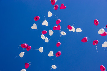 Herchen-Ballons fliegen durch die Luft