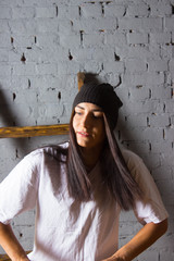 Красивая девушка на фоне кирпичной стены мода стиль улица