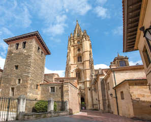 Fototapeta na wymiar Santa Basílica Catedral de San Salvador de Oviedo Kirche Spanien Nordspanien Asturien (Asturias) Plaza de Alfonso II el Casto