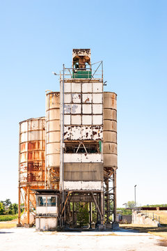 Concrete mixing silo
