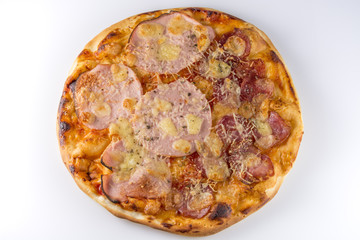 вкусная пицца с  кусочками  салями и кусочками моцареллы. 