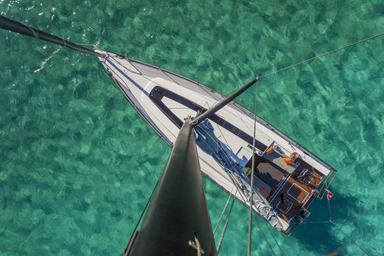 Luftaufnahme: Segelboot, ankernd auf türkisem Wasser