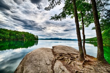 Fototapeta na wymiar beautiful landscape scenes at lake jocassee south carolina