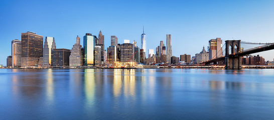 Fototapeta na wymiar New York Financial District and the Lower Manhattan at dawn view