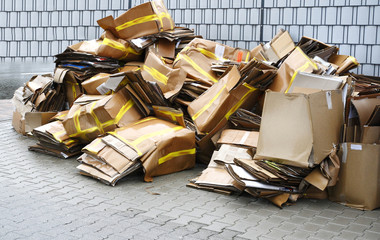 Altpapier Sammlung an Straßenrand vom Regen aufgeweicht