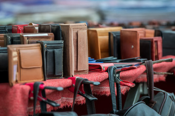 Marktstand mit Geldb&ouml;rsen, Portemonnaies und Brieftaschen 