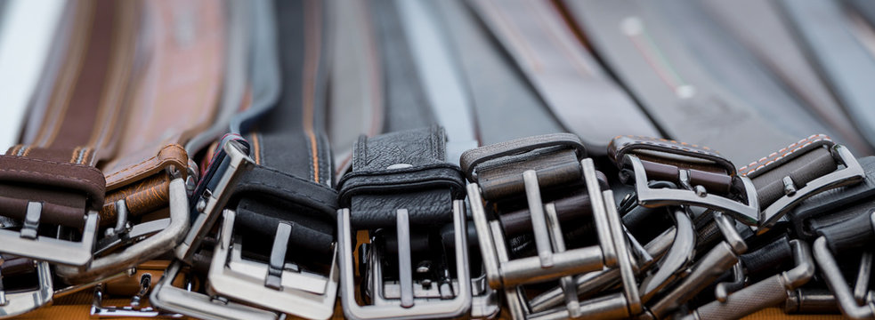 Lederg&uuml;rtel Leder G&uuml;rtel am Marktstand eines H&auml;ndlers auf dem Wochenmarkt