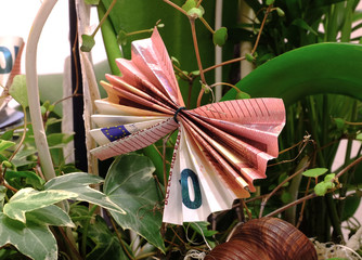 Originell gefaltete Banknote im Origami-Stil zum Verschenken