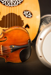 Obraz premium Tres isntrumentos étnicos, violín, darbuka y oud.